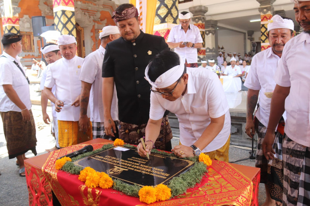 Sekda Badung Hadiri Karya Melaspas dan Mupuk Pedagingan di Banjar Adat Kelan Abian Tuban